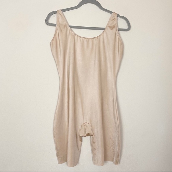 SPANX Simplicity Slimming OpenBust Mid-Thigh
Beige BodySuit Shapewear - Picture 6 of 12